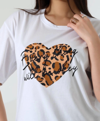 Leopar kalp baskılı tişört